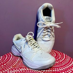 Nike City Court leather Tennis Shoes size 7.5